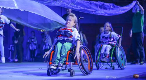 Beeindrucken auf der Bühne - Kinder mit Rollstuhl