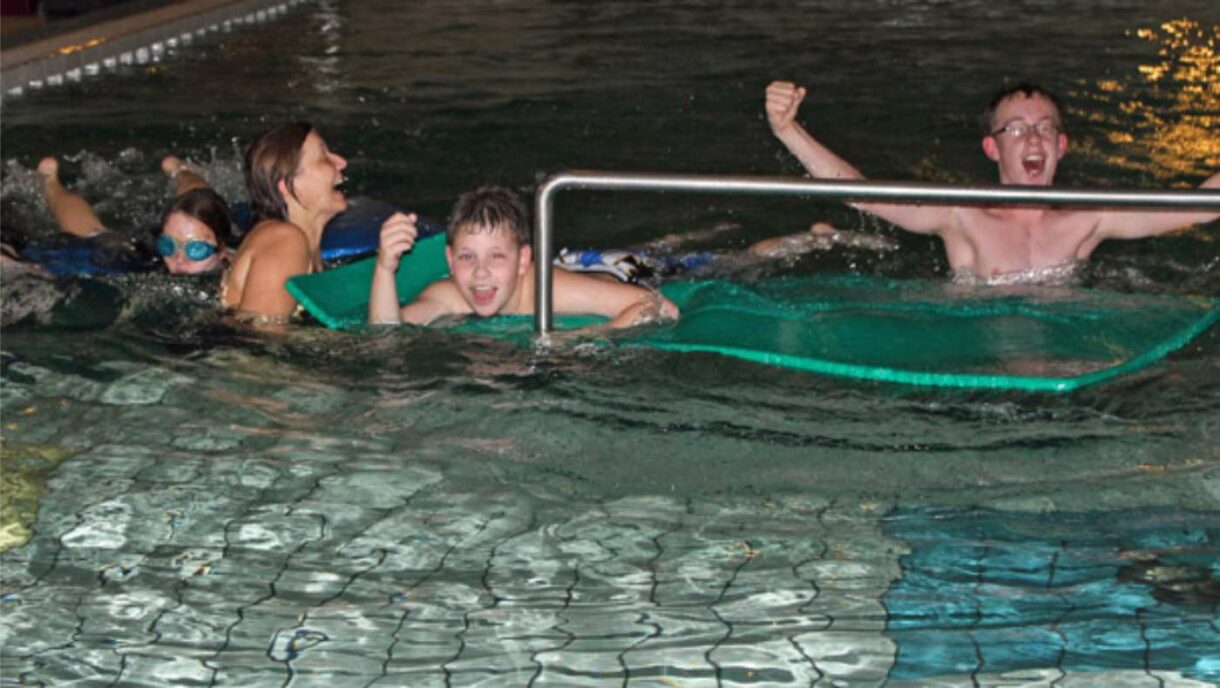 Schwimmkurs fuer behinderte Kinder