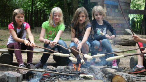 Abenteuerspielplatz Lernziel Spielen - Stockbrot am Lagerfeuer