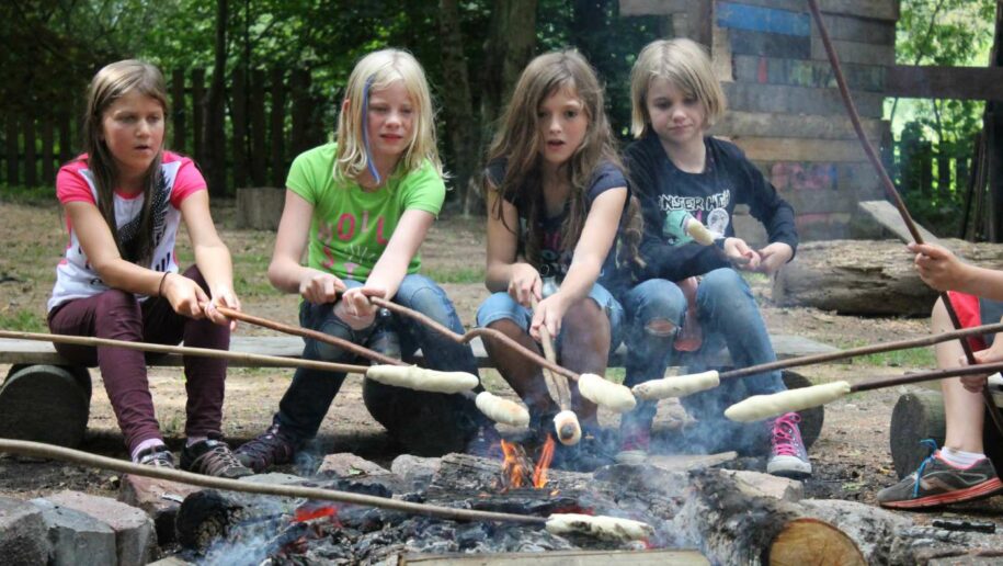 Abenteuerspielplatz Lernziel Spielen - Stockbrot am Lagerfeuer