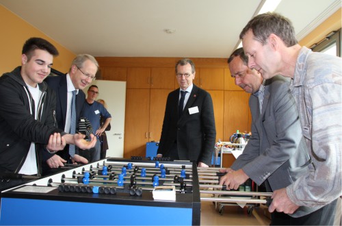 Kickertische für Hannover: Es spielt Engelbert Diegmann (rechts) mit Gerd-Ulrich Hartmann (Kroschke Kinderstiftung) gegen Juniormeister Maurice Velasco (links) und Hannover Oberbürgermeister Stefan Schostok (2. von links). Dr. Thomas Beushausen schaut zu.