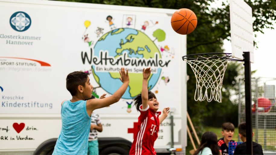 Spielmobil Weltenbummler - Kids spielen Basketball