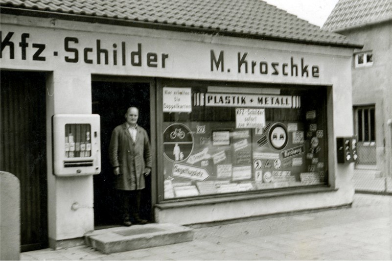 Die Stiftung historisch: Vater Martin Kroschke in seinem Schilder-Geschäft