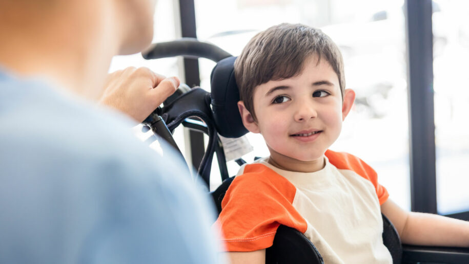Junge im Rollstuhl - Kroschke Kinderstiftung