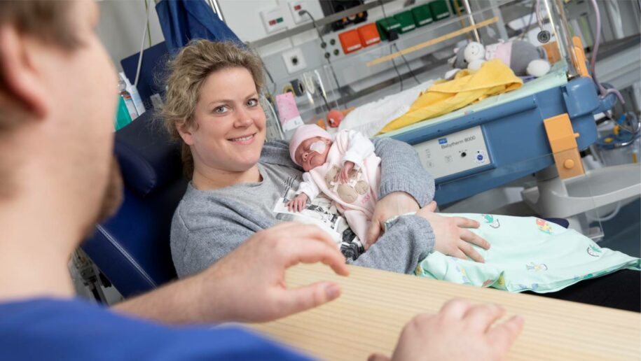 Musiktherapie für Frühchen an der Kinderklinik in Lüneburg, unterstützt vom Förderverein Fundskerle, ©Gesundheitsholding Lüneburg - Kroschke Kinderstiftung