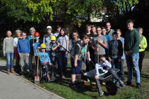 Die Schülerinnen und Schüler packen mit an bei der Umgestaltung