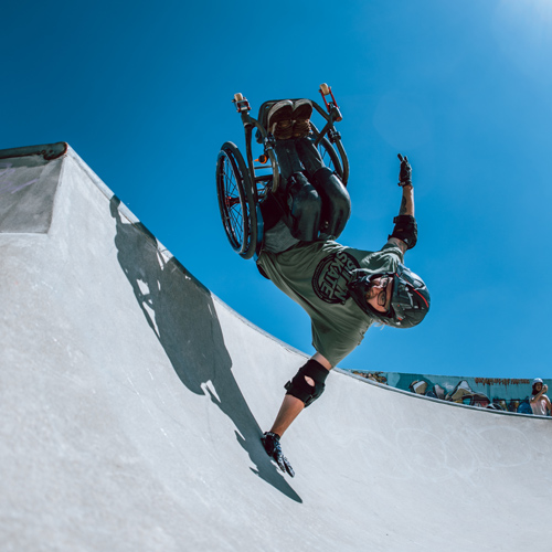 Handplant im Rollstuhl in der Halfpipe gefahren