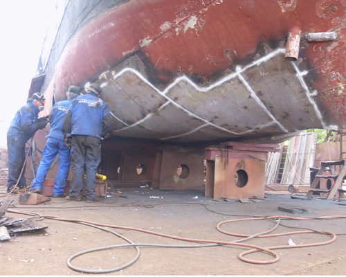 Segelschiff Fortuna in der Werft bei Schweißarbeitben