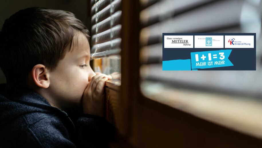 Kleiner Junge schaut alleine aus dem Fenster durch geschlossene Jalousie, iStock-1217131611 Vladimir Vladimirov
