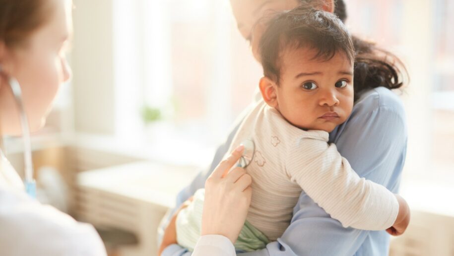 Kroschke Forschungspreis Kinderschutz, Kleinkind beim Arzt - Foto: AnnaStills