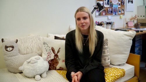 Julia erzählt in Ihrem Zimmer von ihrer Erkrankung