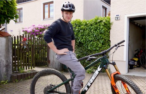 Korbinian auf einem Fahrrad