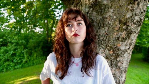 Nina ist eine von fünf psychisch erkrankten Jugendlichen, die ihre Geschichte erzählen
