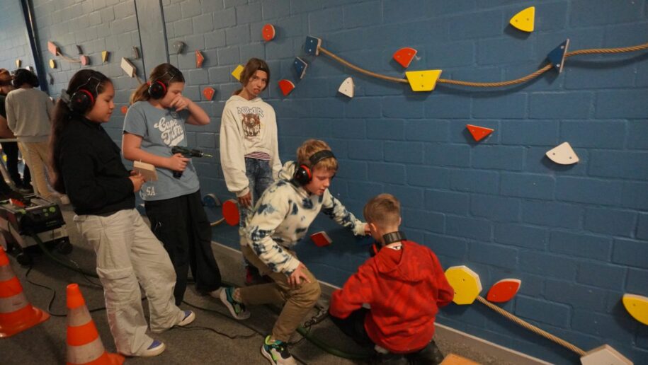 Elbschule - Kletterwand für Unterricht und Pausen
