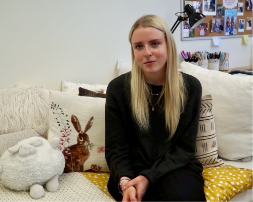 Julia erzählt in Ihrem Zimmer von ihrer Erkrankung