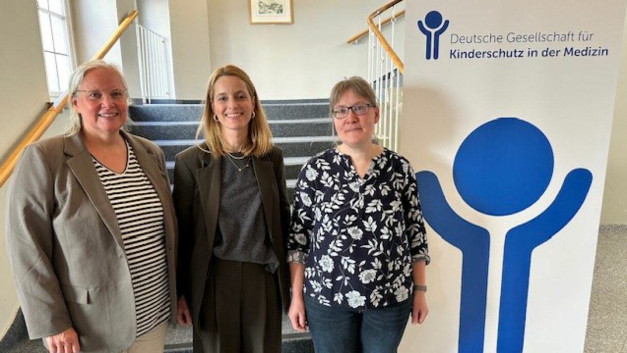 Der Forschungspreis Kinderschutz geht an Dr. Ulrike Hoffmann rechts