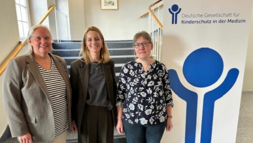 Der Forschungspreis Kinderschutz geht an Dr. Ulrike Hoffmann rechts