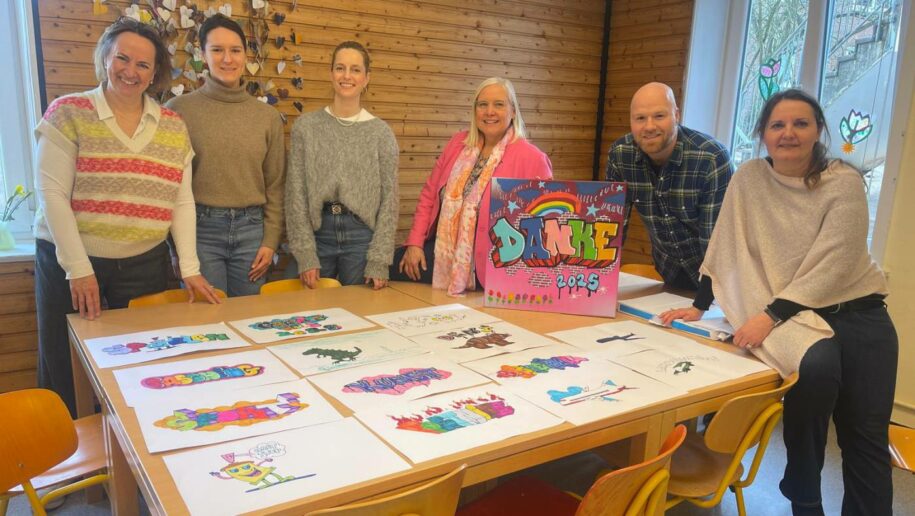 Anja Wenk mit Lehrern und den Graffiti-Werken der Kinder