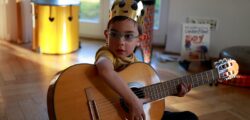 Europäischer Musiktherapie-Kongress - Junge mit Gitarre