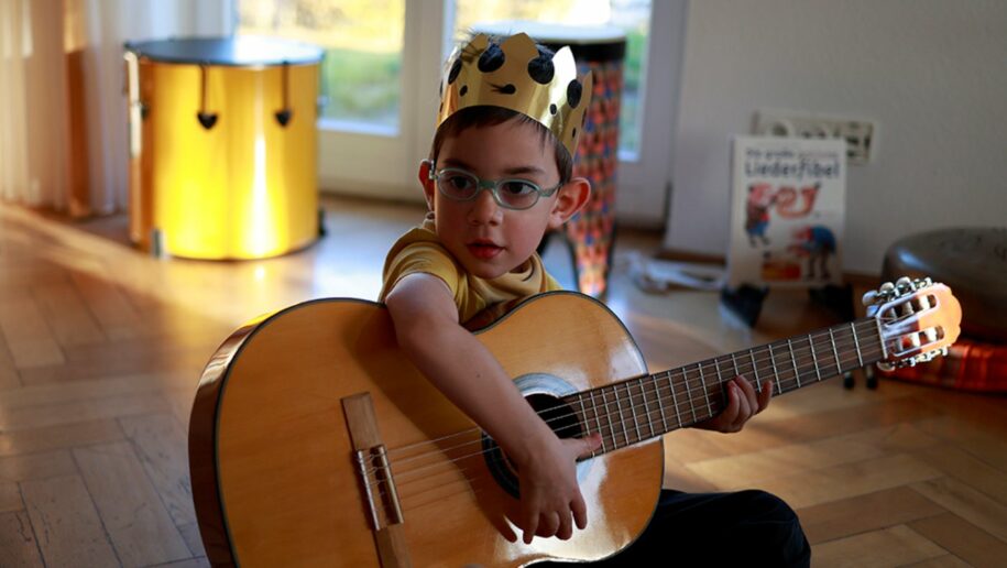 Europäischer Musiktherapie-Kongress - Junge mit Gitarre