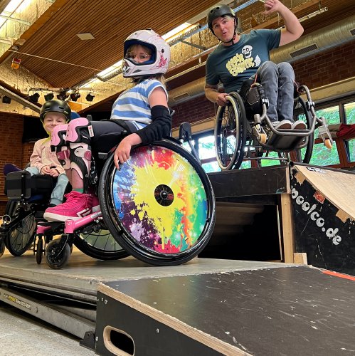 Sit'n'Skate in der Halle - zwei Kids auf unterschiedlich hohen Rampen