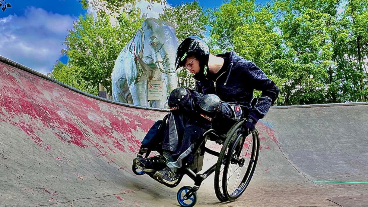 Sit'n'Skate Rollstuhltreff - Jugendlicher Rollstuhlfahrer in einer Halfpipe
