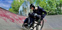 Sit'n'Skate Rollstuhltreff - Jugendlicher Rollstuhlfahrer in einer Halfpipe