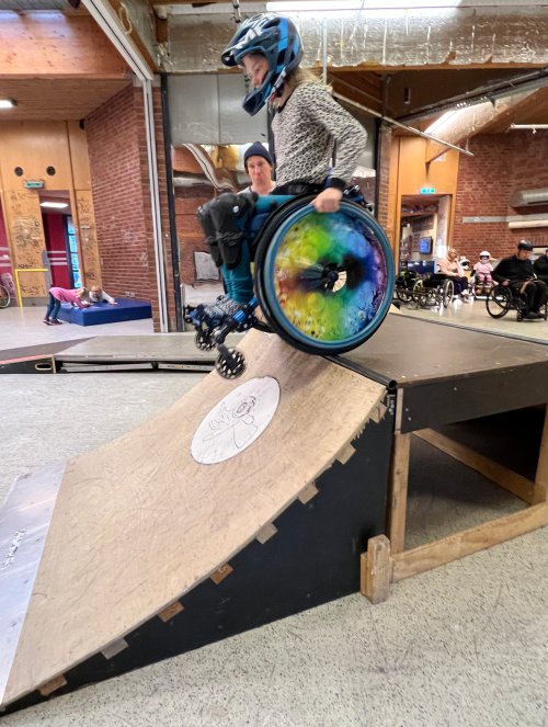 Sit-n-Skate Rollstuhltreff - Kind oben auf einer Rampe