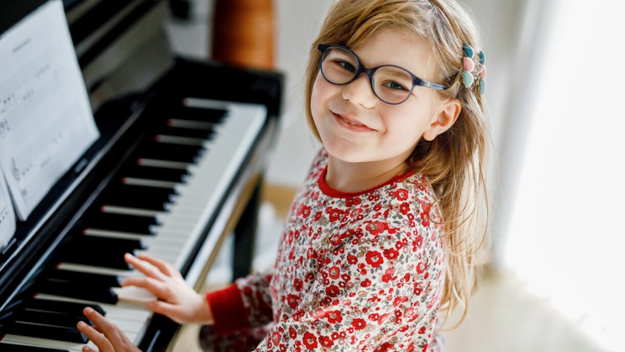 Symbolfoto Hörgeschädigtes Kind am Klavier - Foto romrodinka -istockphoto.com