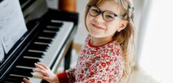 Symbolfoto Hörgeschädigtes Kind am Klavier - Foto romrodinka -istockphoto.com