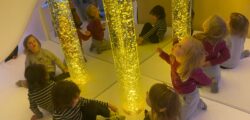 Snoezelenraum für Kita Großhansdorf - die Kinder bestaunen die Lichtsäulen