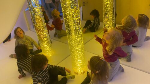 Snoezelenraum für Kita Großhansdorf - die Kinder bestaunen die Lichtsäulen