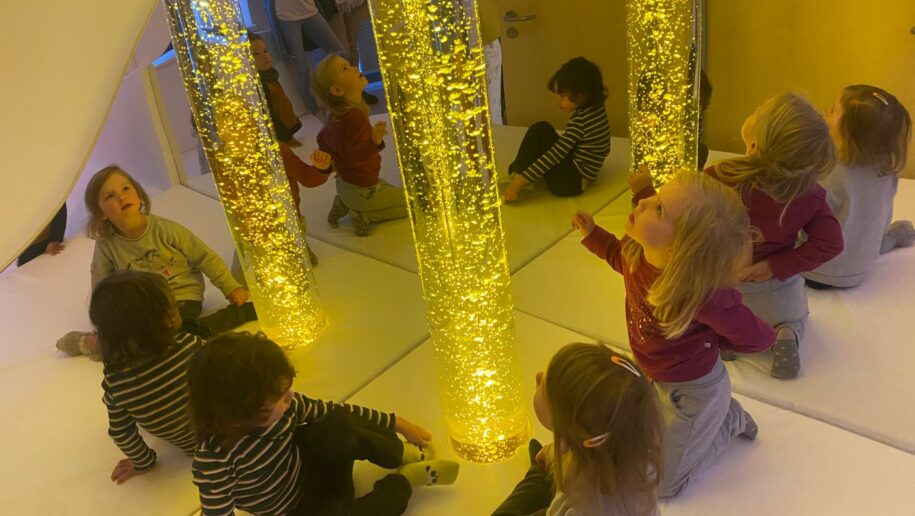 Snoezelenraum für Kita Großhansdorf - die Kinder bestaunen die Lichtsäulen