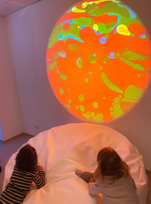 Snoezelenraum Kita Beste Freunde - Lichtkugel in Orange