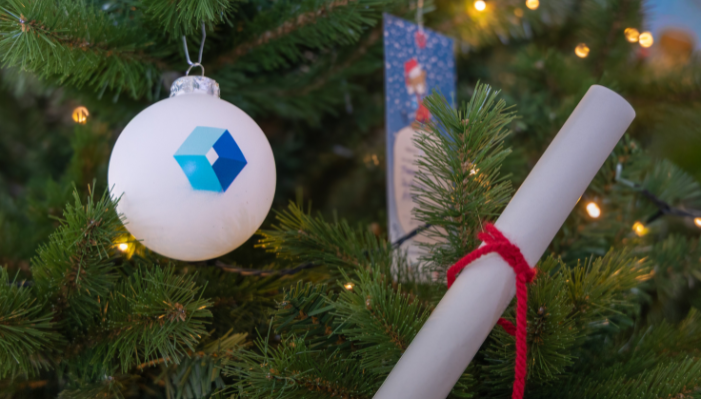 Zwei Wunschzettel und eine Weihnachtskugel am Tannenbaum