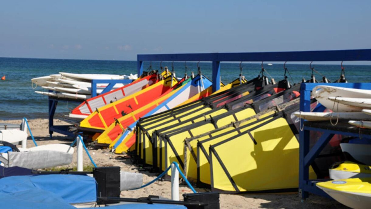 Wassersport-Freizeit in der Hohwachter Bucht - Surf-Segel am Strand