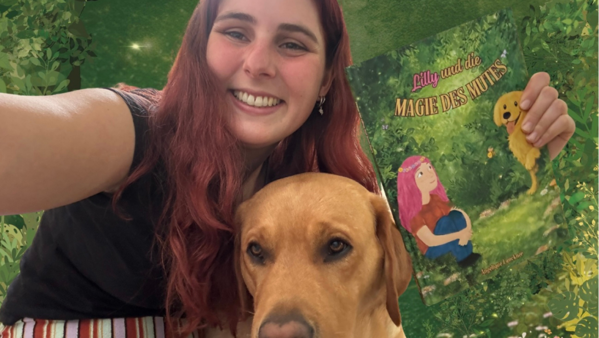 Eine Frau lächelt in die Kamera und hält ein Buch in der Hand. Neben ihr sitzt ein Hund.