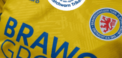 Ein Ausschnitt des aktuellen Trikot von Eintracht Braunschweig mit dem Logo des Fußballvereins