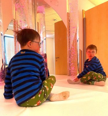 Kita-Kind Oskar bewundert den Farbwechsel im Raum